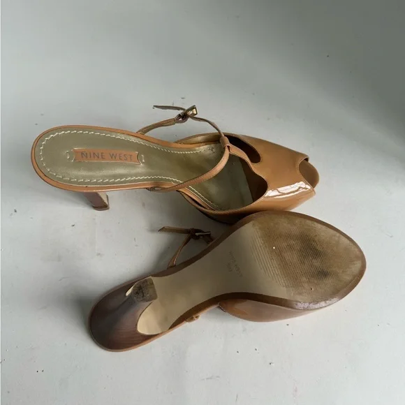 Nine West women's patent leather T Strap peep-toe sandals in beige size 10 - Picture 9 of 12